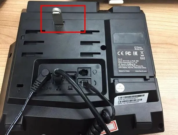 Stecken Sie das USB-Laufwerk in das Telefon