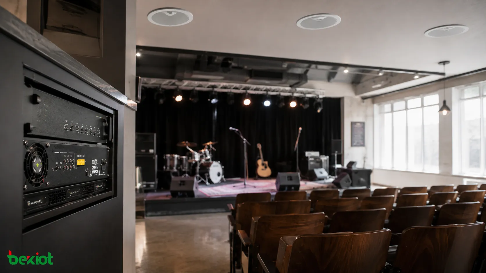 Ältere Theater-PA mit erhaltenen Originallautsprechern und Modernisierung durch aktuelle Verstärker, DSP und Netzwerksteuerung